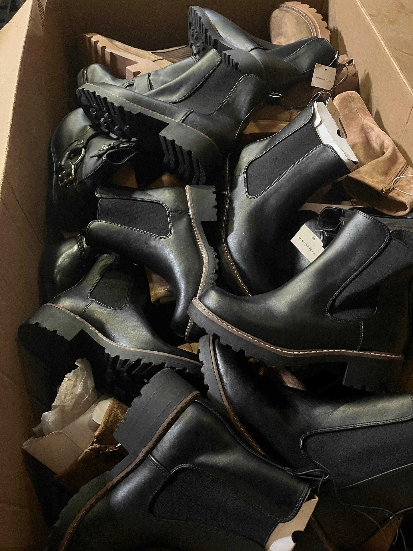 100 mixed women shoes mostly women boots